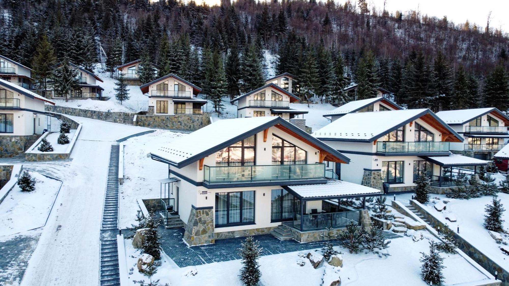 Chalet Ecoberghaus - котеджне містечко Bukovel