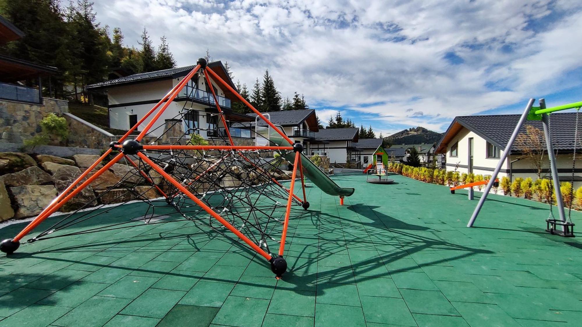 Chalet Ecoberghaus - котеджне містечко Bukovel
