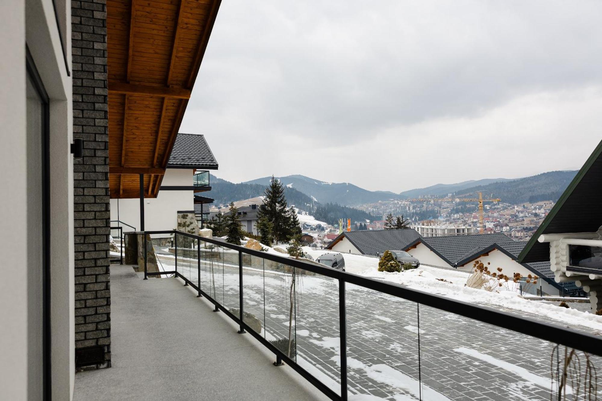 Chalet Ecoberghaus - котеджне містечко Bukovel